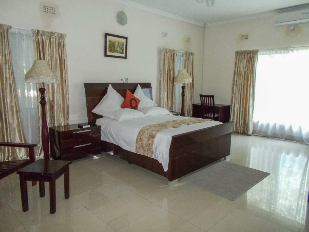 Waterfalls Hotel 卢萨卡 外观 照片